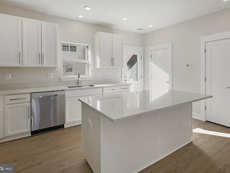 945 Sycamore Dr SE — Photo 12