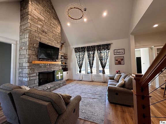 3rd image of 173 Oak Alley Dr