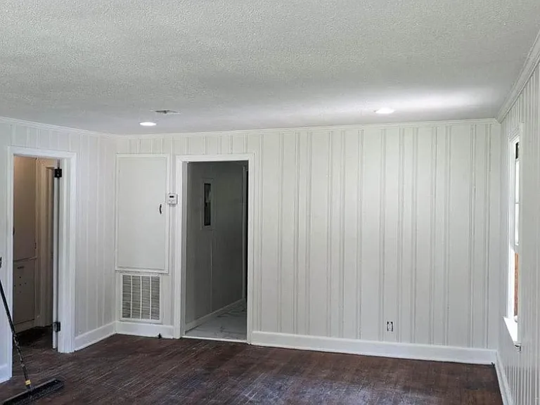 406 Chester Ave — Photo 2