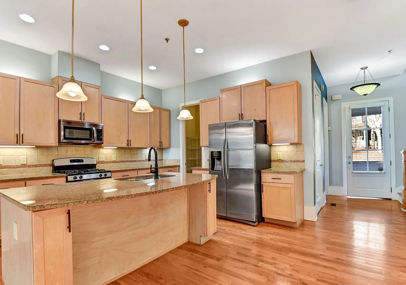 Stunning 2 bed 2.5 Condo! — Photo 1