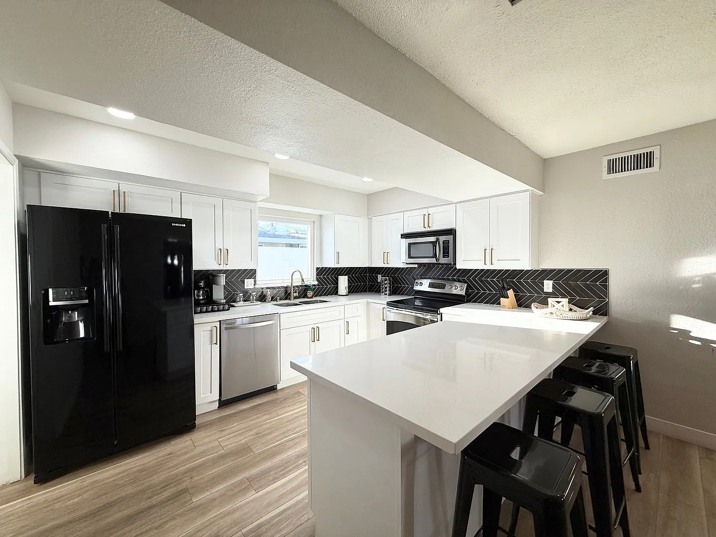 3/BD 2/BA Home Near the Las Vegas Strip No HOA, Pool, & RV Parking! — Photo 4
