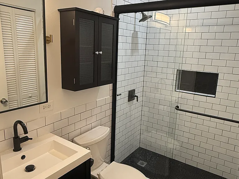 2025 W Erie St #1R — Photo 7