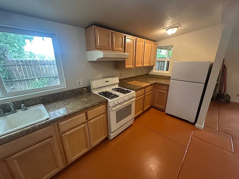 2050 Laburnum Ave — Photo 4