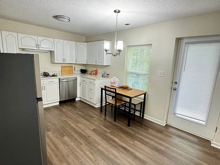 1210 Ridgewood Dr — Photo 5