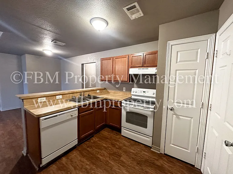 1510 Drexel Drive - Charming 3 Bedroom, 2 Bathroom Brick Duplex in Waxahachie, TX! — Photo 6