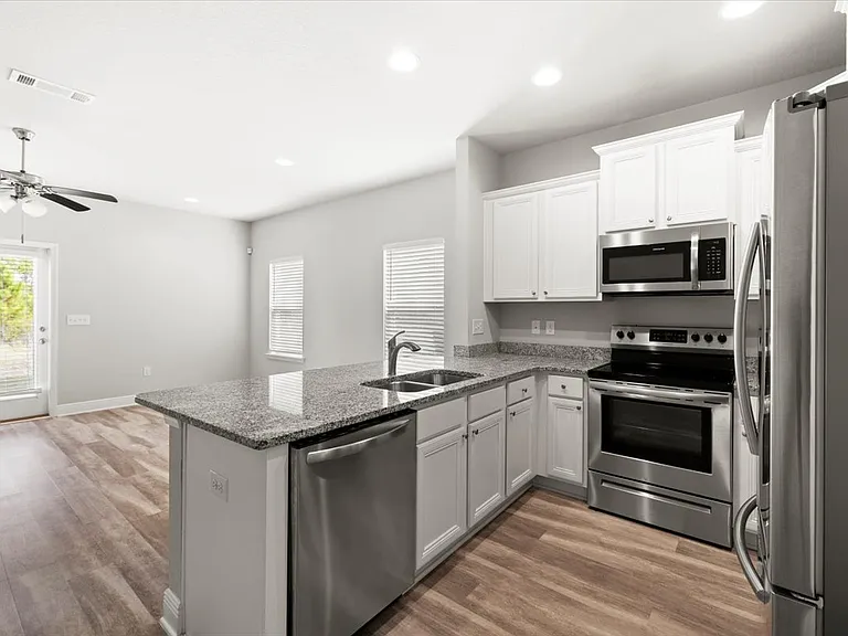 65 Crossing Laneunit F — Photo 2