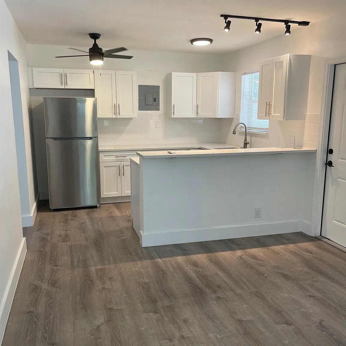 1 bed, 1.0 bath, 559 sqft, $1,950 — Photo 2