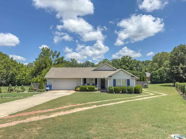 1303 Valerie Cir, Albertville, AL 35950