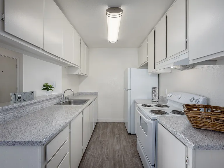 Rivercourt Apartments — Photo 25