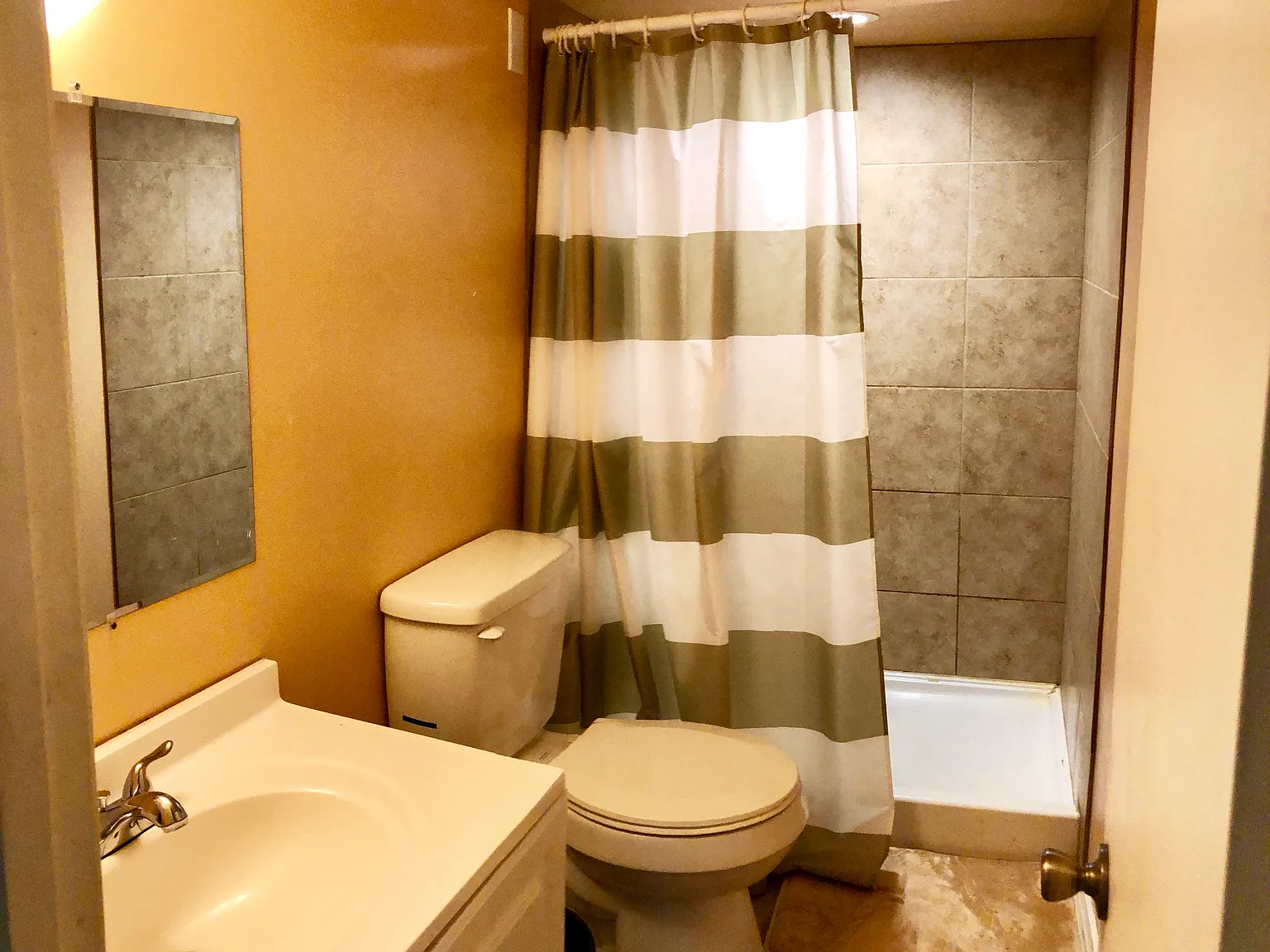 8 bed, 2.5 bath, 2110 sqft, $800 — Photo 2