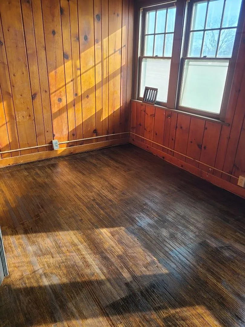 Ground Floor 1 BR includes heat, Washer & Dryer — Photo 3