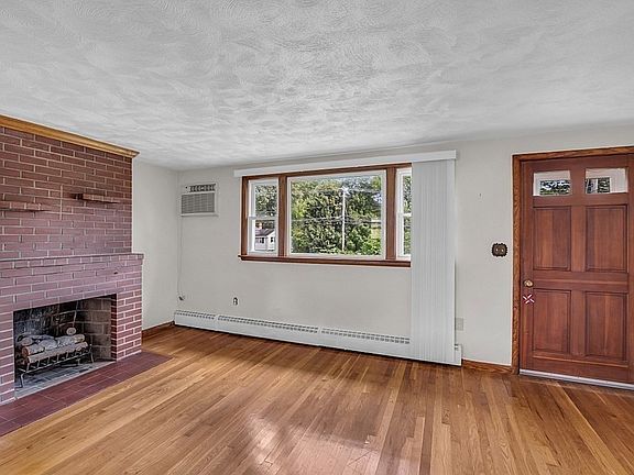 3rd image of 920 Shawsheen St