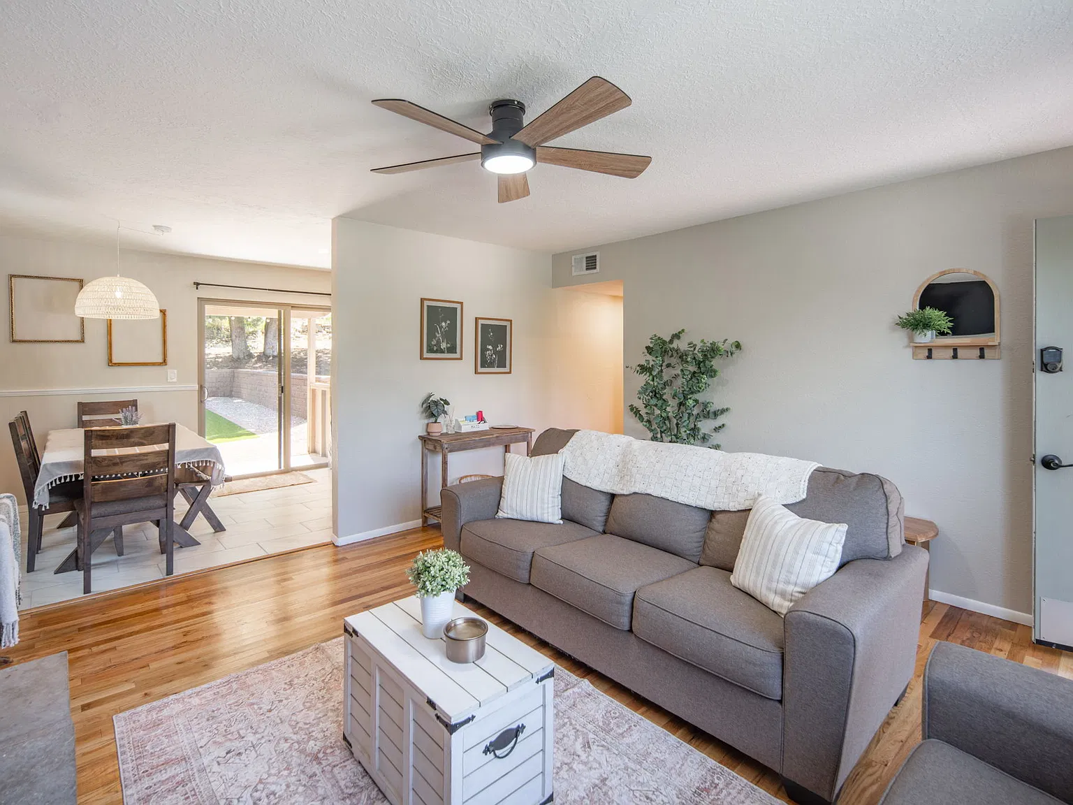 3 bed, 960 sqft, $2,500 — Photo 2