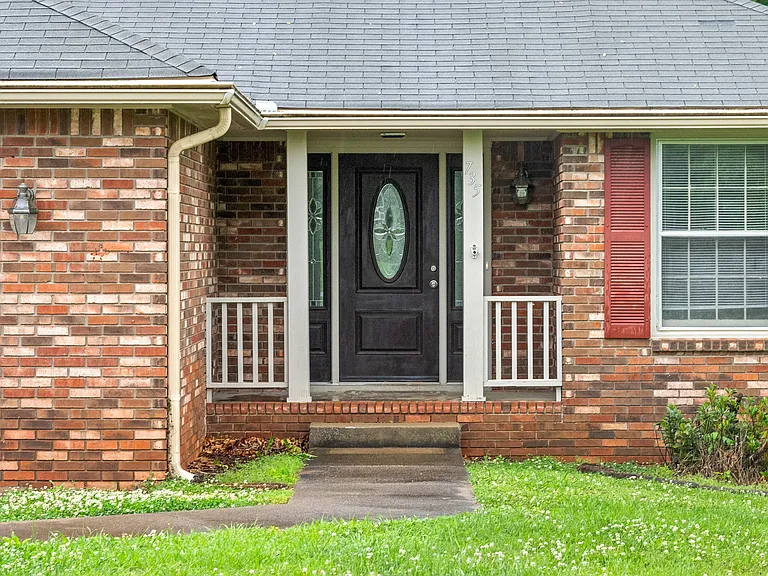 735 Cayce Dr — Photo 2