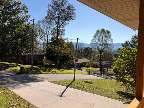 3rd image of 1007 Greenwich Dr