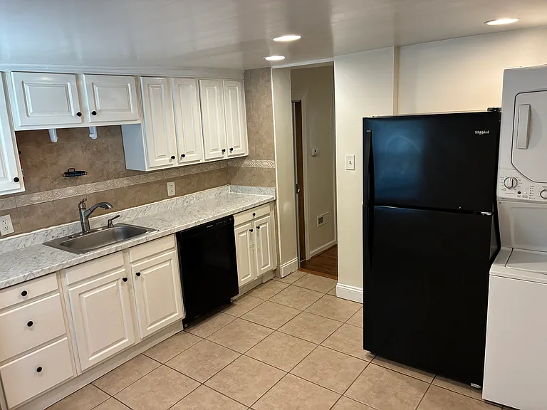 505 S Clinton St — Photo 5