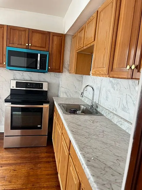3 bed, 1.0 bath, 1200 sqft, $1,800 — Photo 3