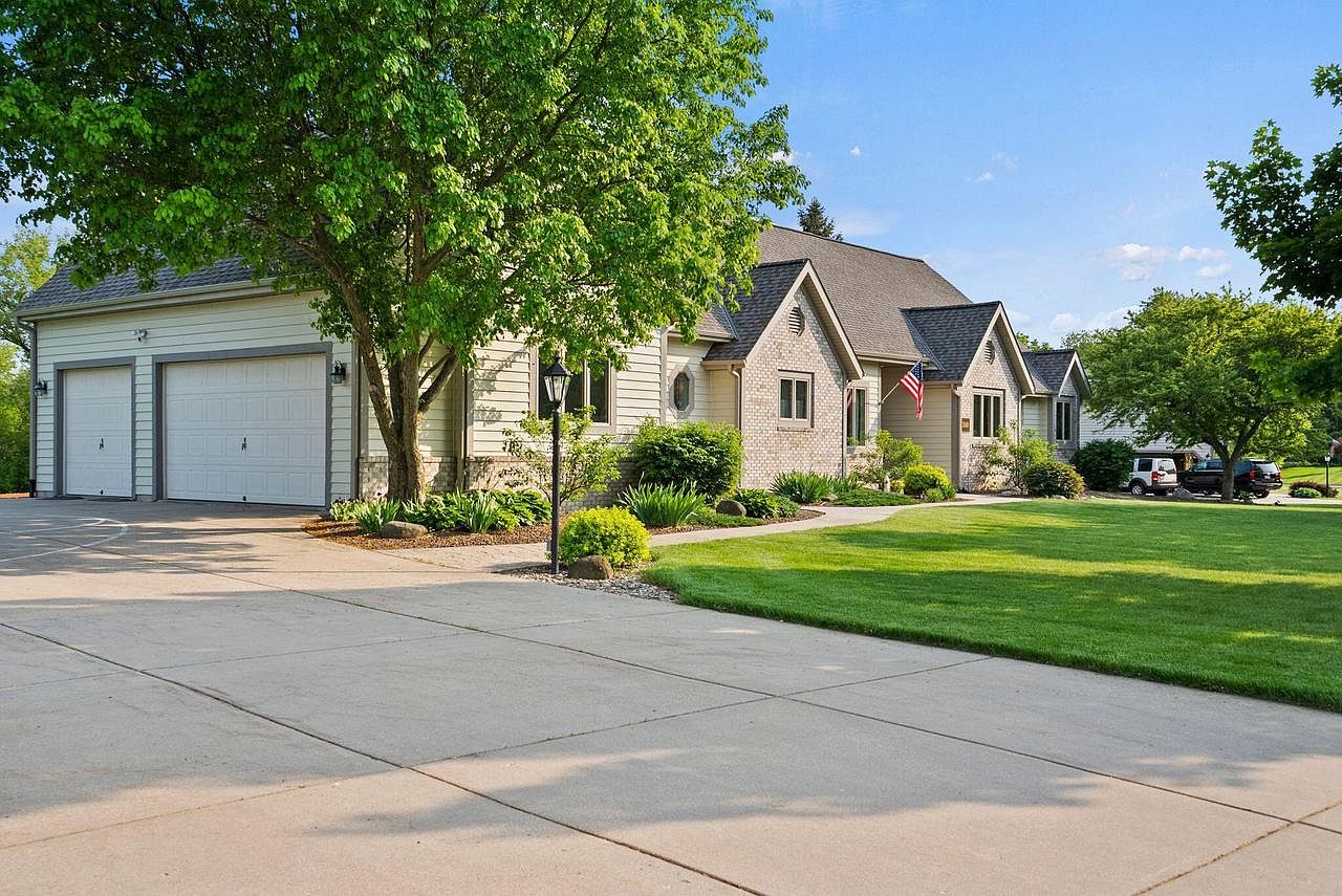 240 Crystal DRIVE, Hartland, WI 53029 MLS 1844274 Zillow