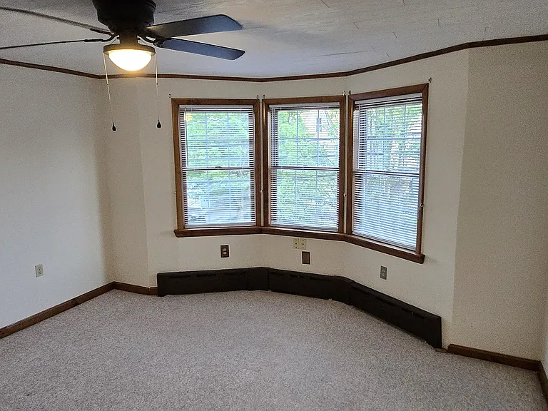 325 W Spring St — Photo 9