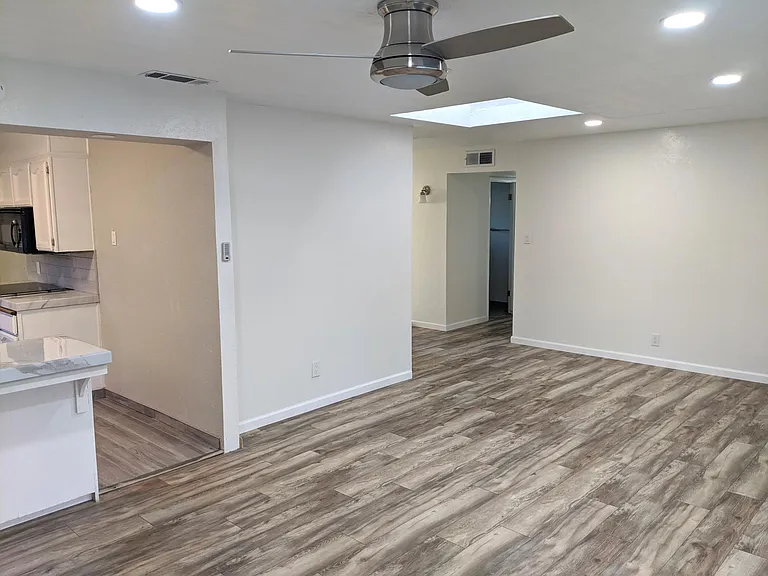 943 E Buckingham Way — Photo 12