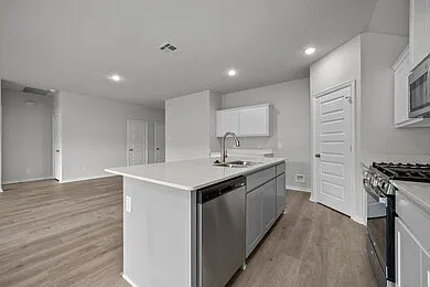 5 bed, 2483 sqft, $2,650 — Photo 3