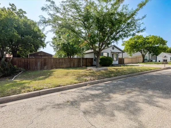 308 Hallvale Dr, White Settlement, TX 76108