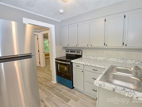 3rd image of 2430 Sunset Ave