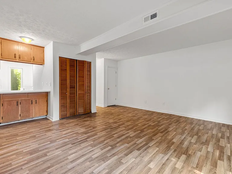 210 N Ross St #B — Photo 3