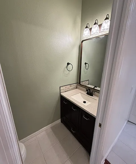 Downstairs 1/2 Bath