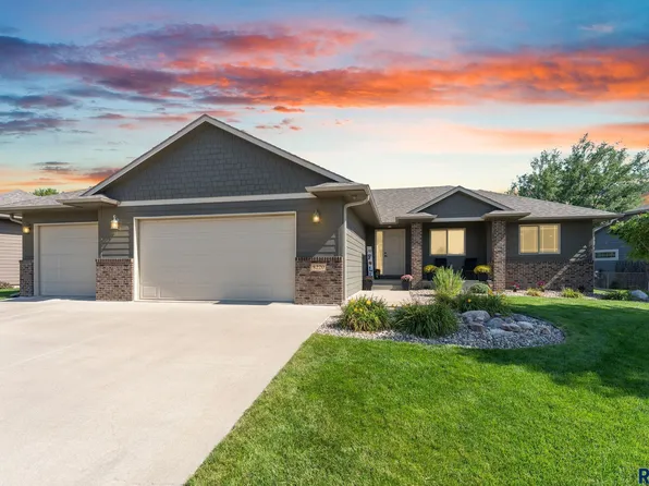8220 S Grass Creek Dr, Sioux Falls, SD 57108