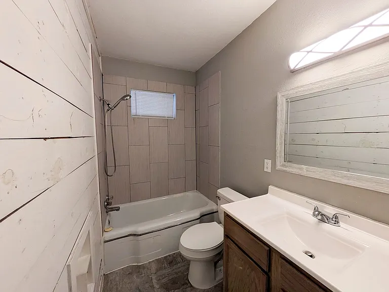 1102 Dallas St — Photo 12