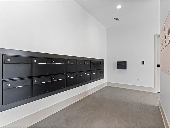 3rd image of 1548 W Ardmore Ave #2F