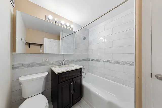 708 W Bittersweet Pl #701 — Photo 15