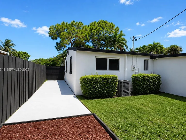 2573 Conroy Dr — Photo 41