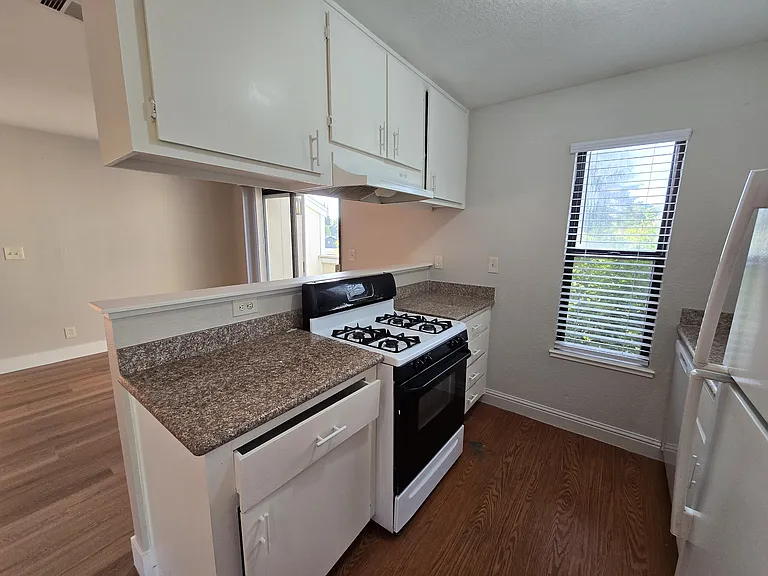 1117 W Swain Rd #18 — Photo 15