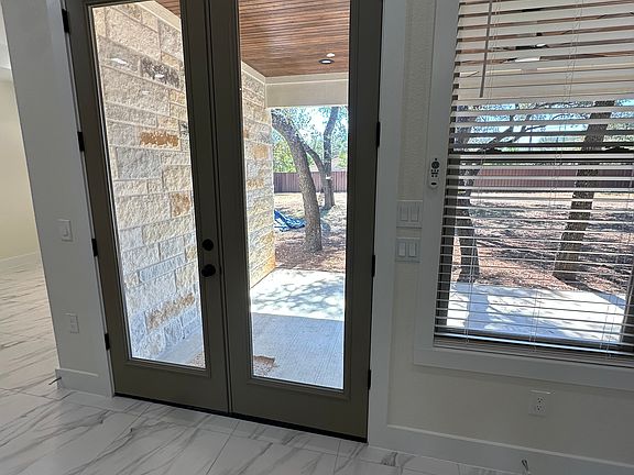3rd image of 904 Wooten St