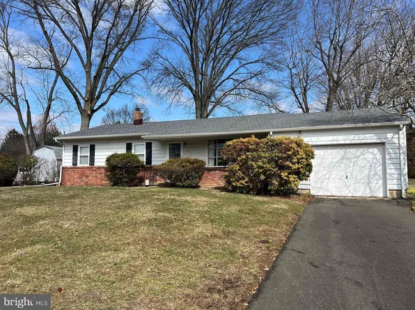 16 Langmoore Dr, Ewing, NJ 08638