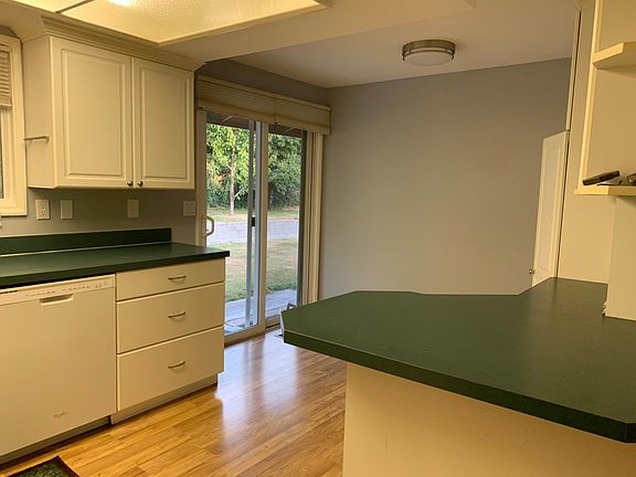 5th image of 830 Fenske Dr NE