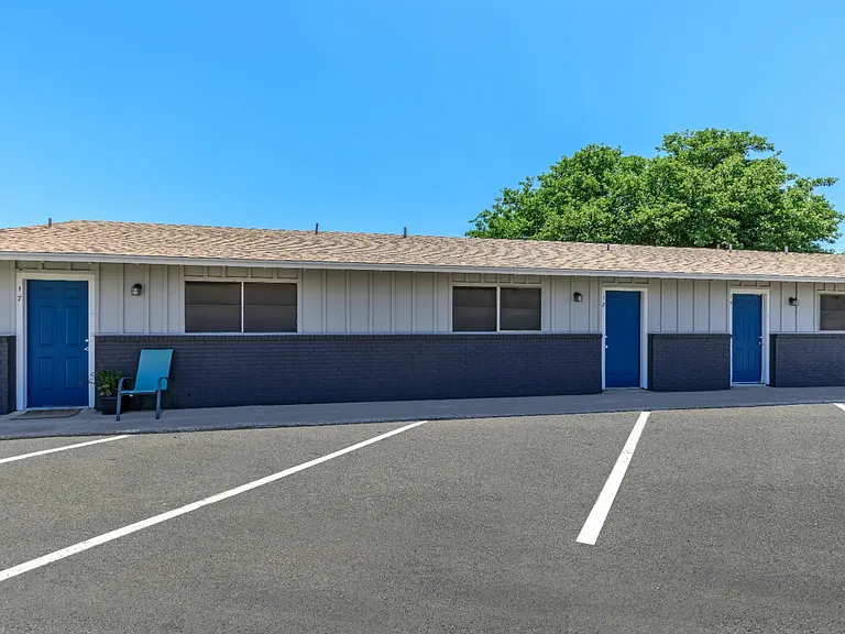 Oak Creek Apartments — Photo 32