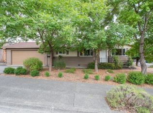 400 Sunnyvale Dr, Healdsburg, CA