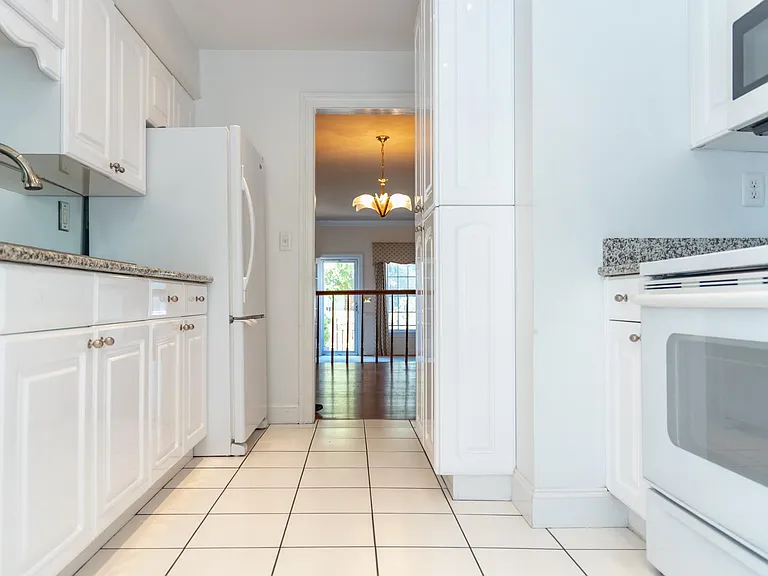 817 Botetourt Gdns — Photo 16