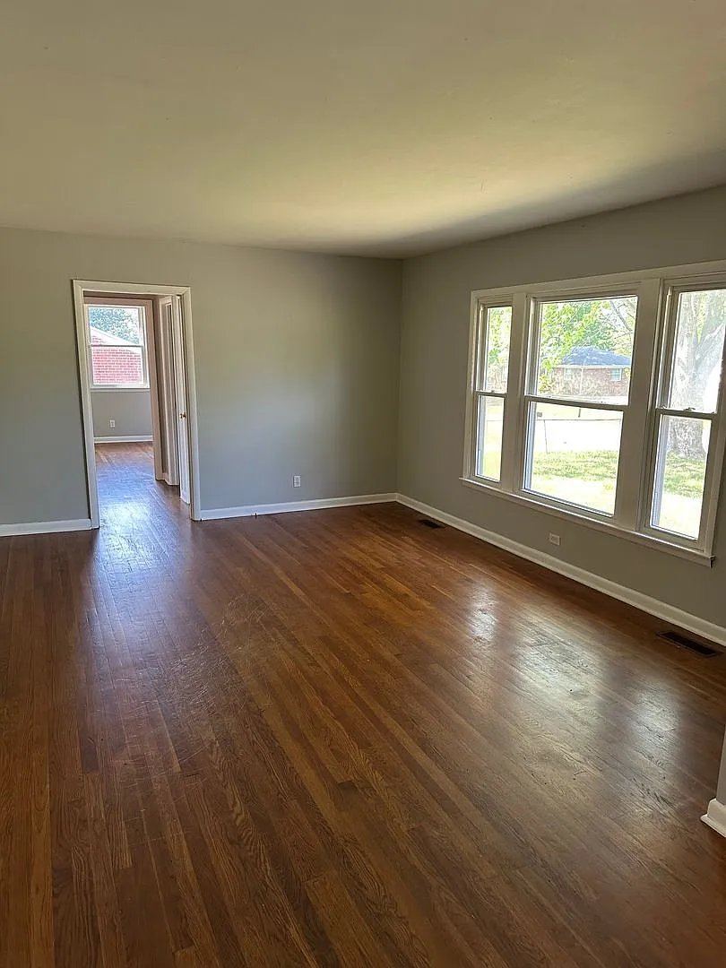 A quaint three bedroom one bath single family house in Lakewood Manor Subdivision — Photo 4