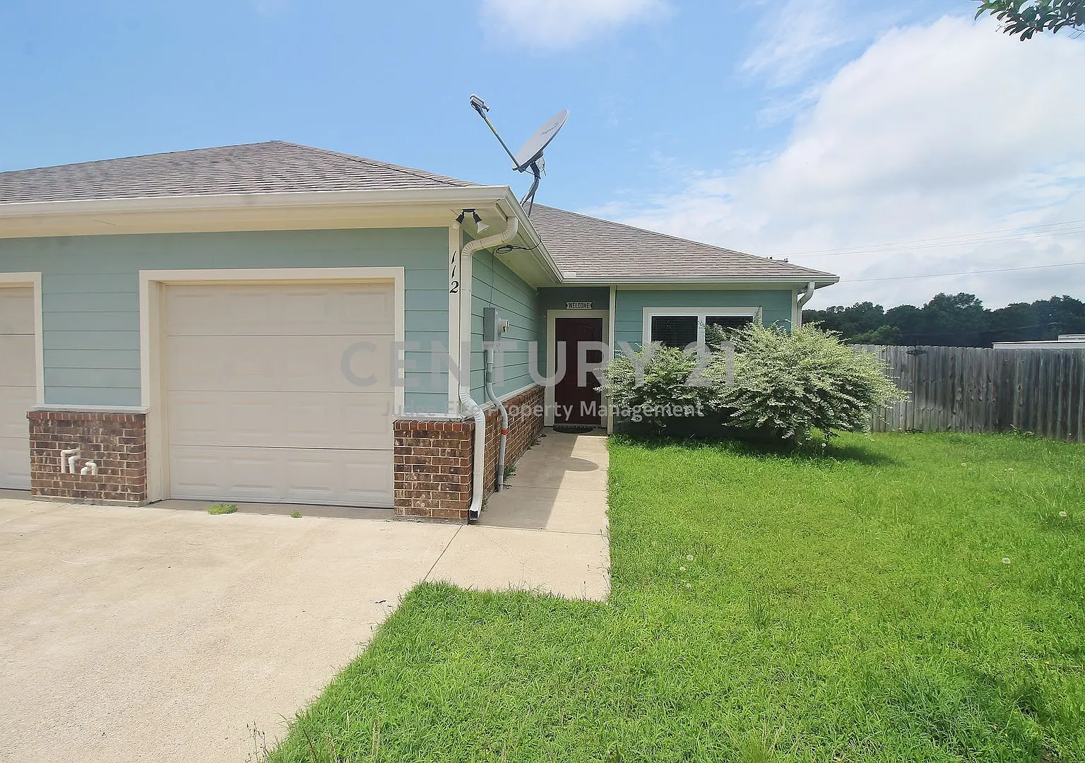 Well Maintained 2/2/1 Duplex For Rent! — Photo 1