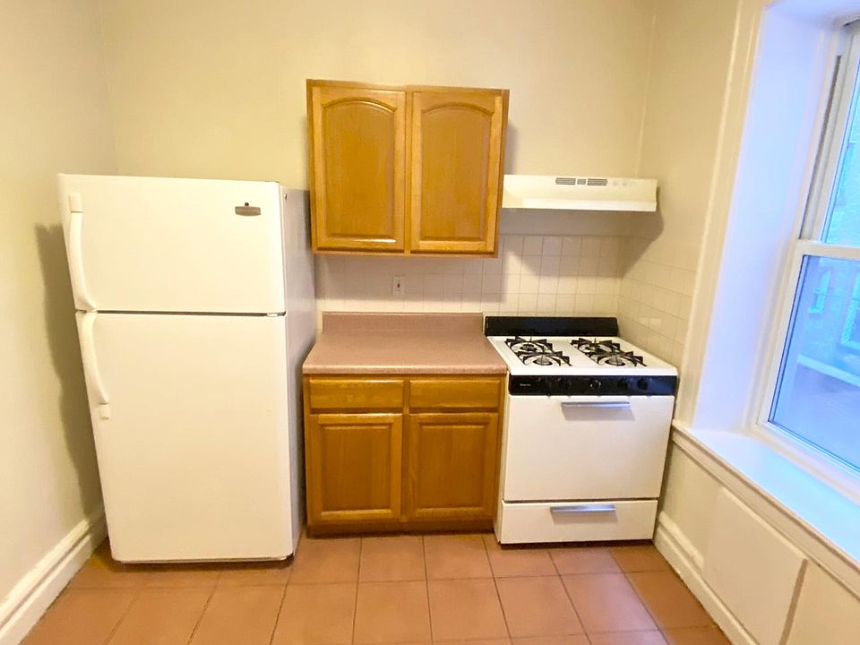 1st image of 285 Lincoln Ave APT 4