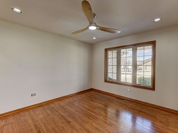 4th image of 9575 Calumet St
