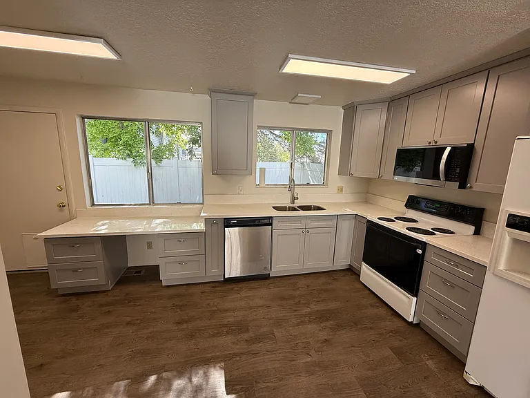 1938 E Nunley Cir #1938 — Photo 3