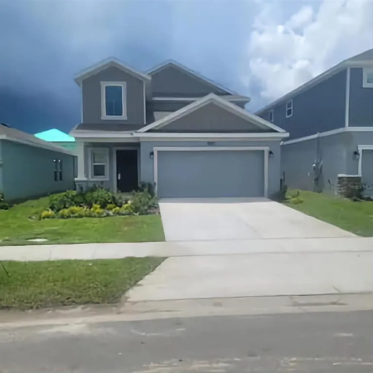 5 bed, 2.5 bath, 2388 sqft, $2,600 — Photo 1