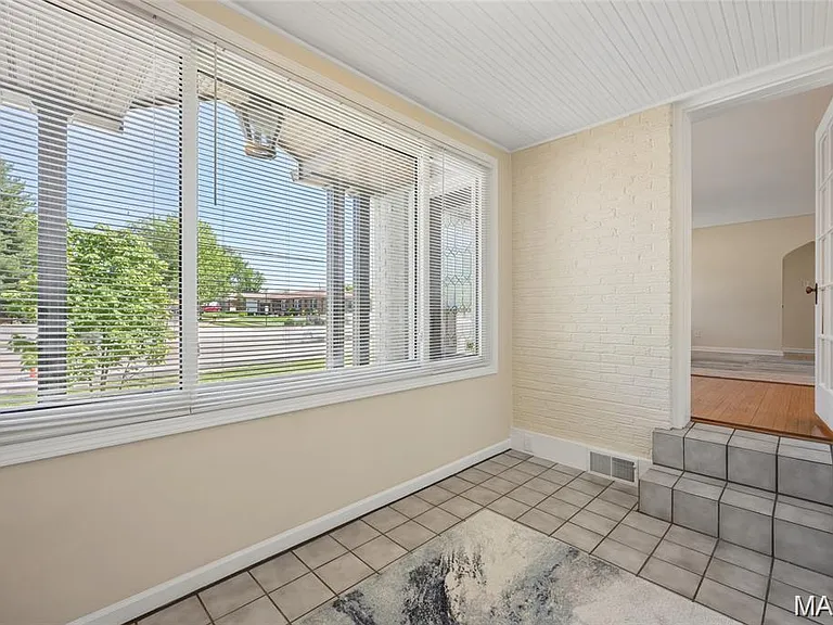 9743 Tesson Ferry Rd — Photo 10