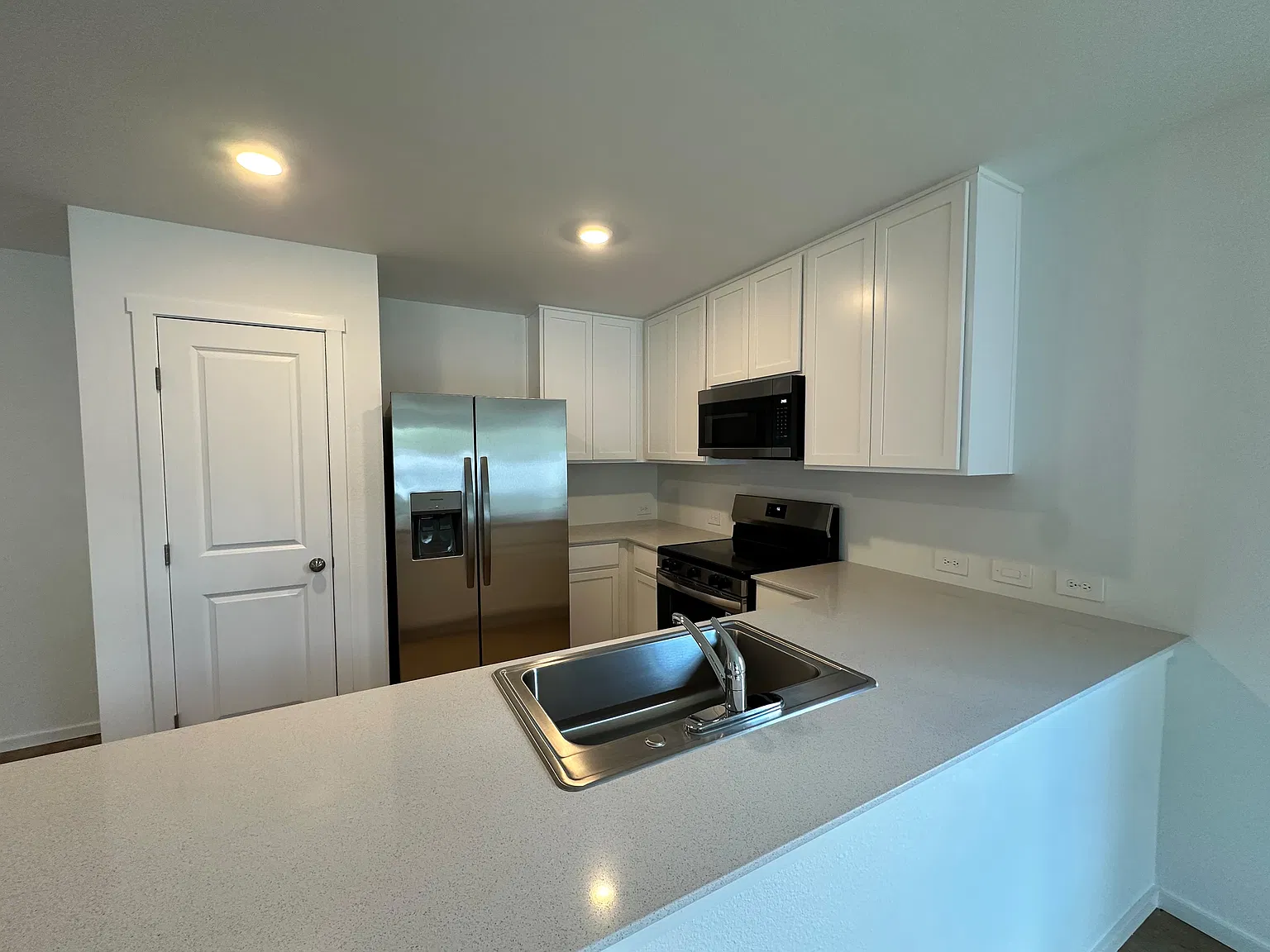 4 bed, 1985 sqft, $1,950 — Photo 4