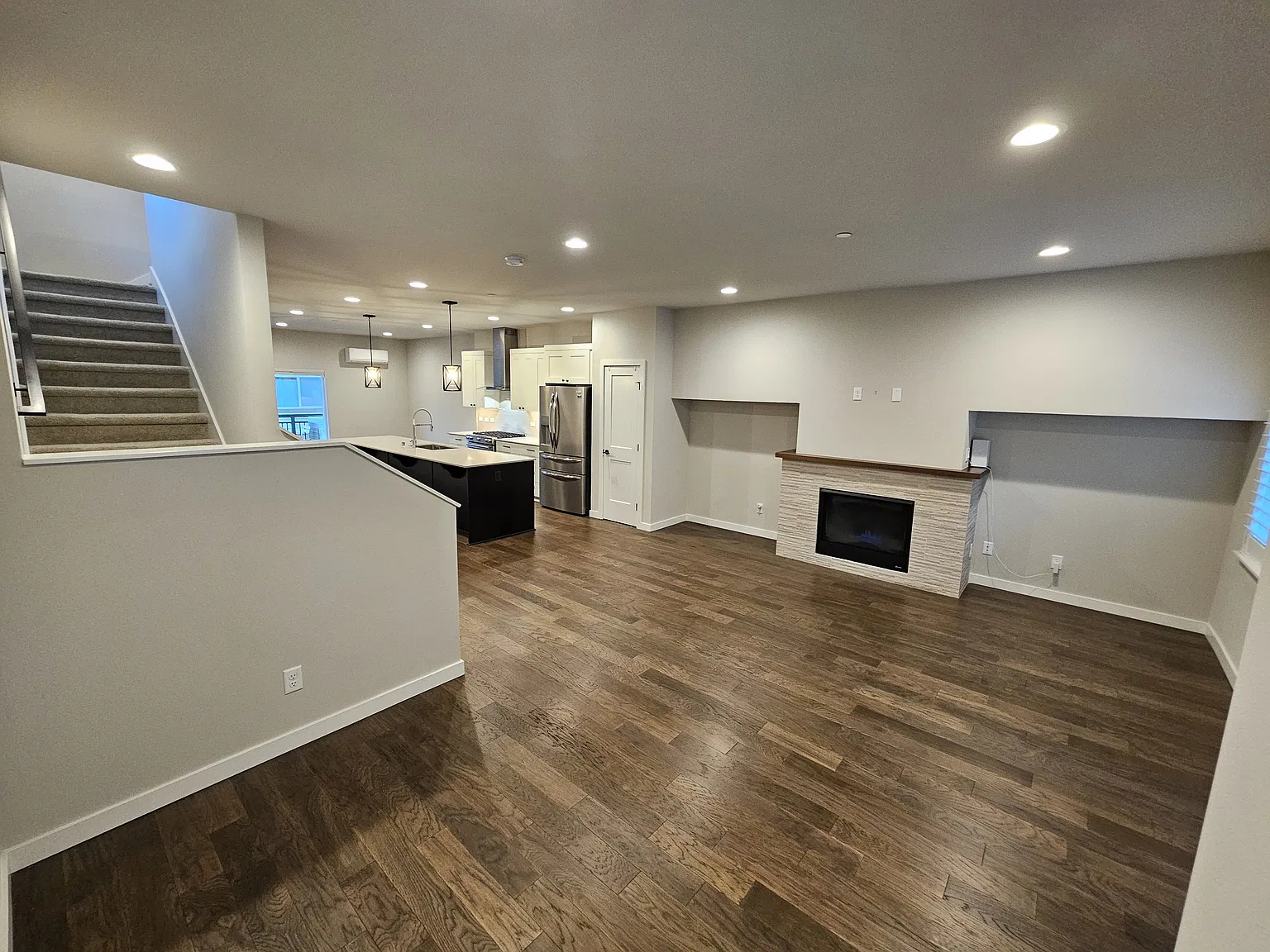 3 bed, 2.5 bath, 1956 sqft, $3,950 — Photo 2